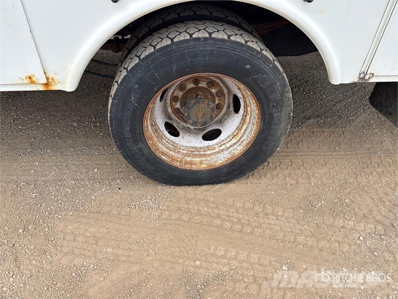 Ford F-550 卡車裝載高空作業車