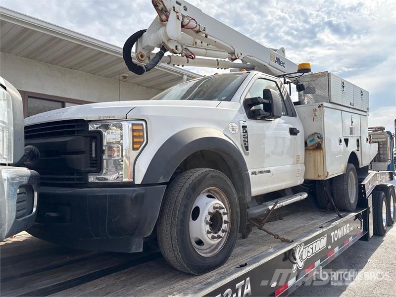 Ford F-550 Teherautóra szerelt emelők és állványok