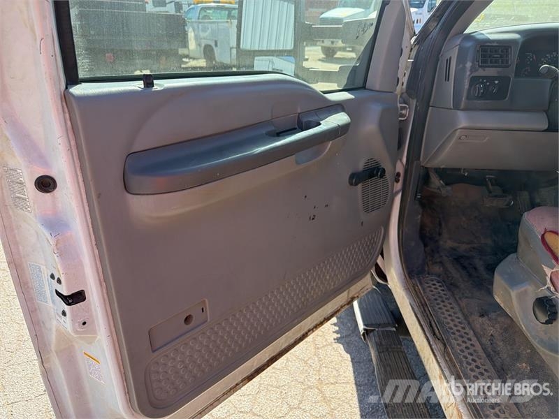 Ford F-550 4x4 Crew Cab Utility Truck شاحنات خفيفة/مفصلية الجوانب