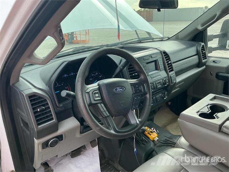 Ford F-550 4x4 Crew Cab Cab and Chassis Kabinen