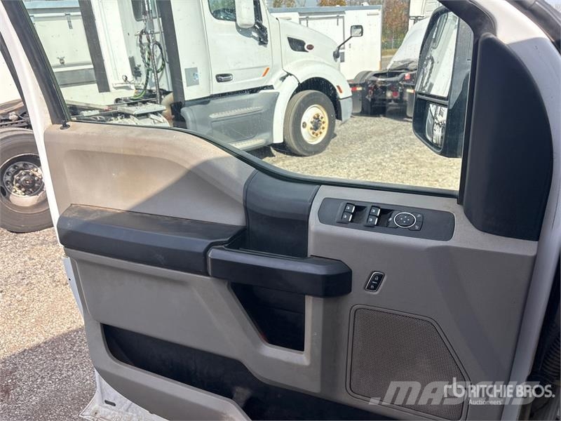 Ford F-550 4x4 Crew Cab Utility Truck Nakladacia/sklápacia bočnica