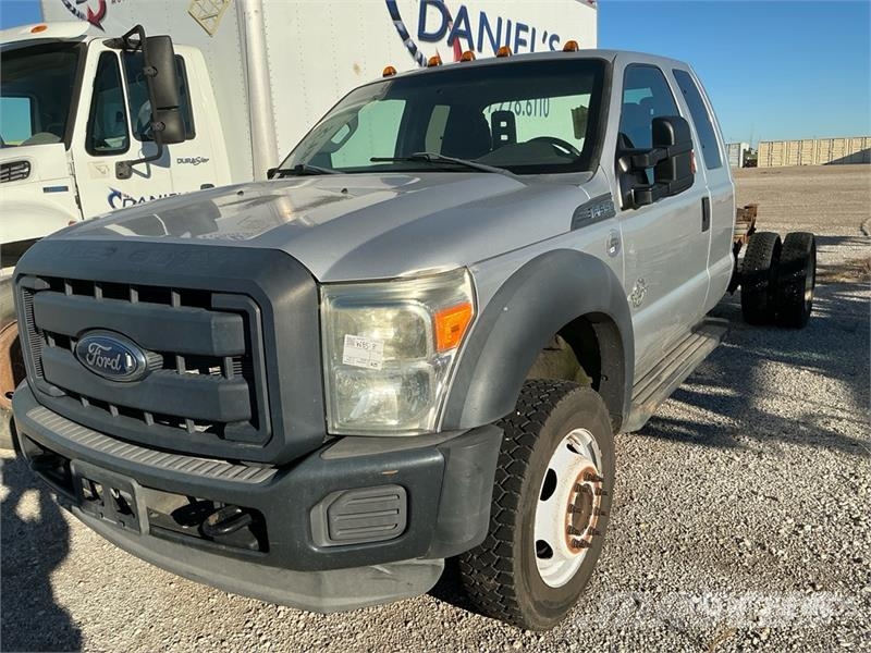 Ford F-550 4x4 Extended Cab Cab and Chassis Cabinas
