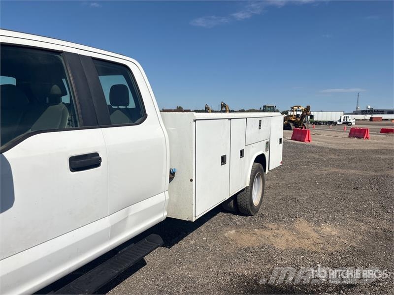 Ford F-550 4x4 Extended Cab Service Truck Municipal / general purpose vehicles