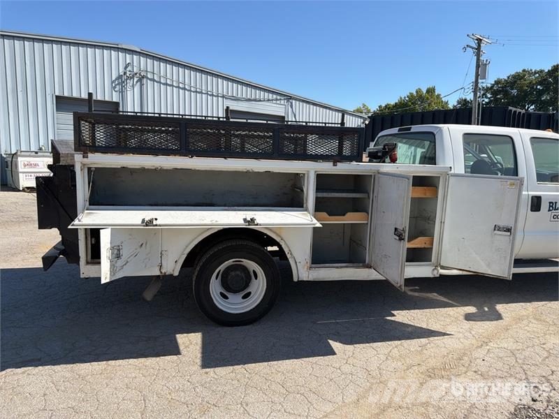 Ford F-550 Super Duty 4x4 Crew Cab Utility Truck Prekucniki