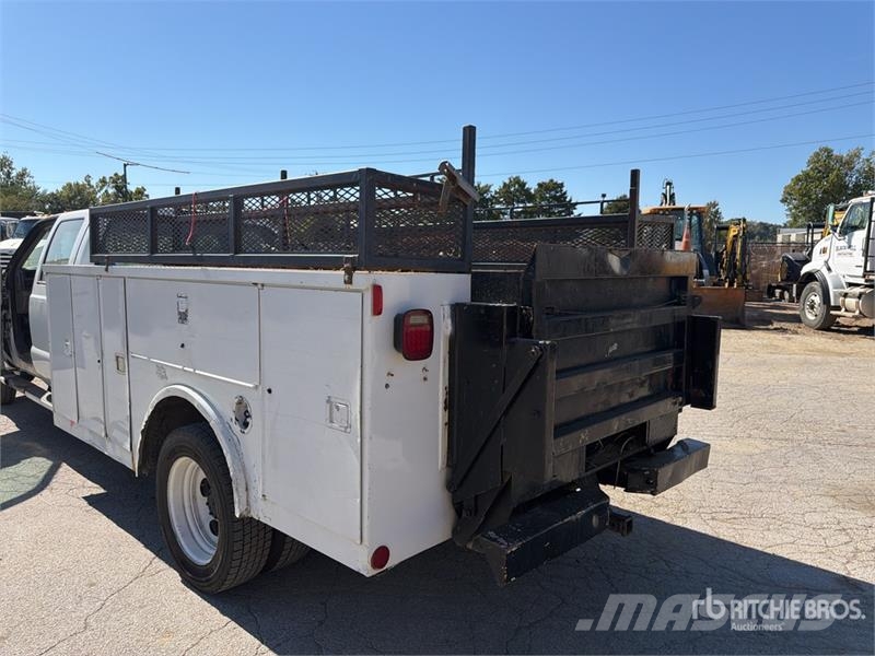 Ford F-550 Super Duty 4x4 Crew Cab Utility Truck Prekucniki