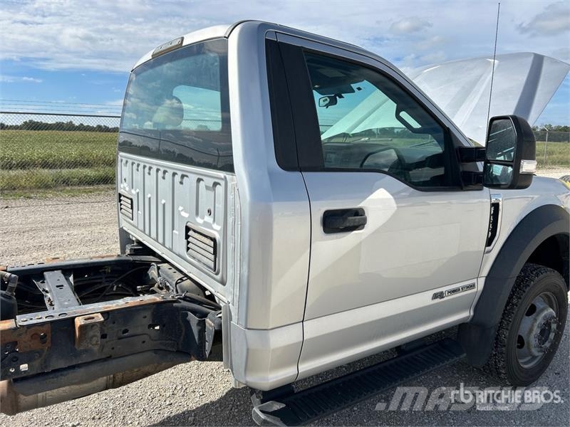 Ford F-550 XL 4x4 Cab and Chassis Kabīnes un interjers