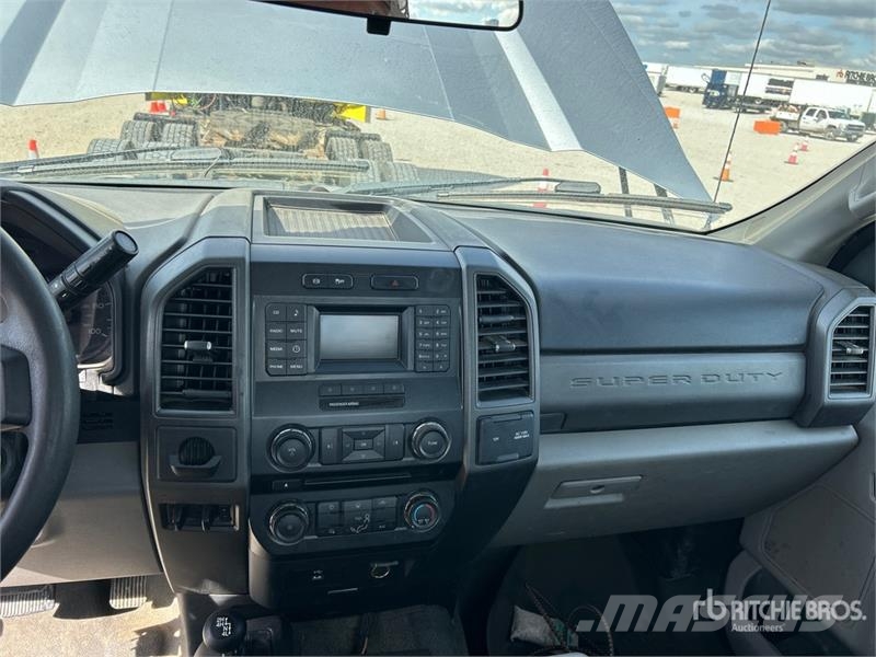 Ford F-550 XL 4x4 Cab and Chassis Kabīnes un interjers