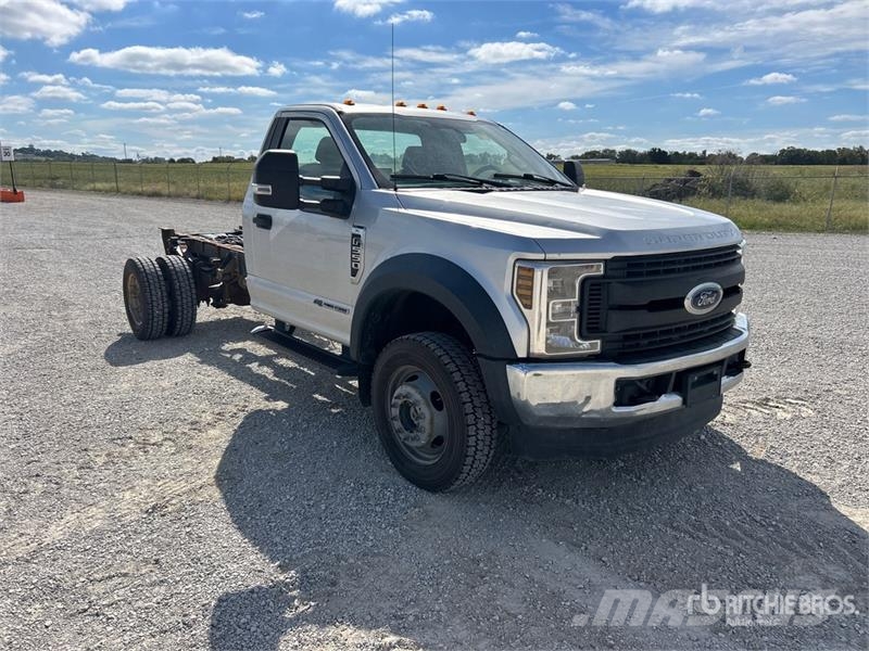 Ford F-550 XL 4x4 Cab and Chassis Kabīnes un interjers