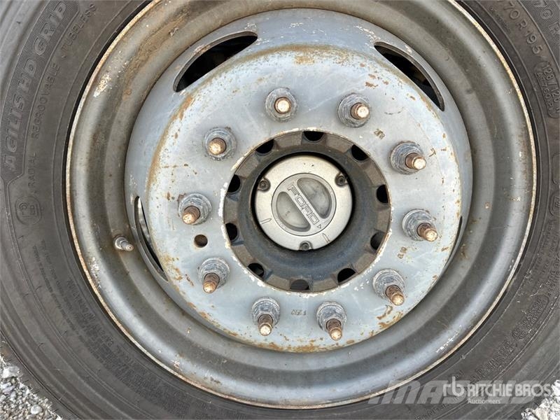 Ford F-550 XL 4x4 Cab and Chassis Kabīnes un interjers