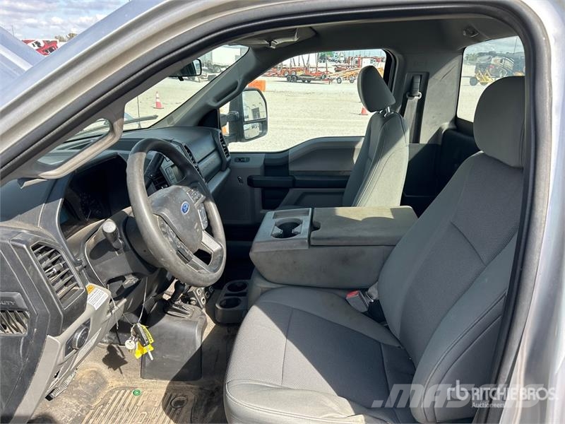 Ford F-550 XL 4x4 Cab and Chassis Kabīnes un interjers