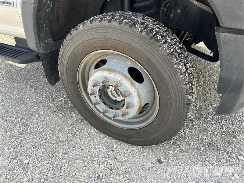 Ford F-550 XL 4x4 Cab and Chassis Kabīnes un interjers