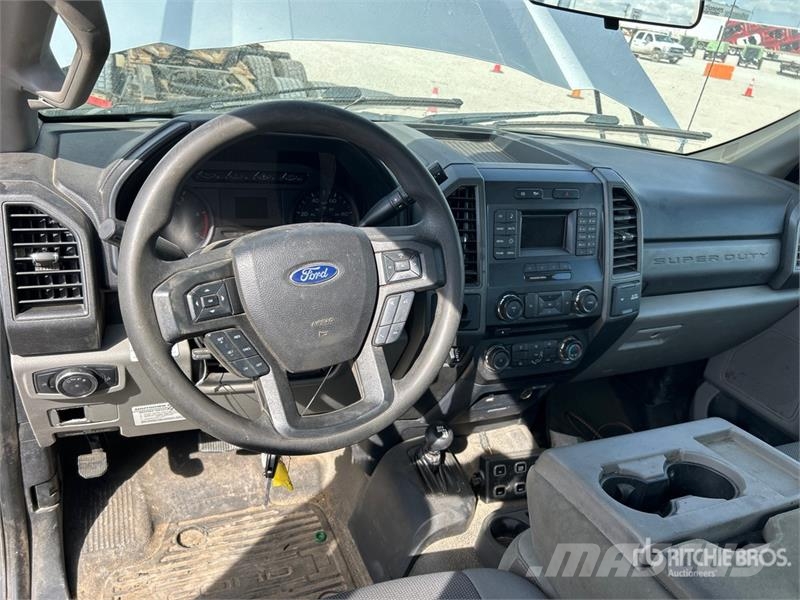 Ford F-550 XL 4x4 Cab and Chassis Kabīnes un interjers