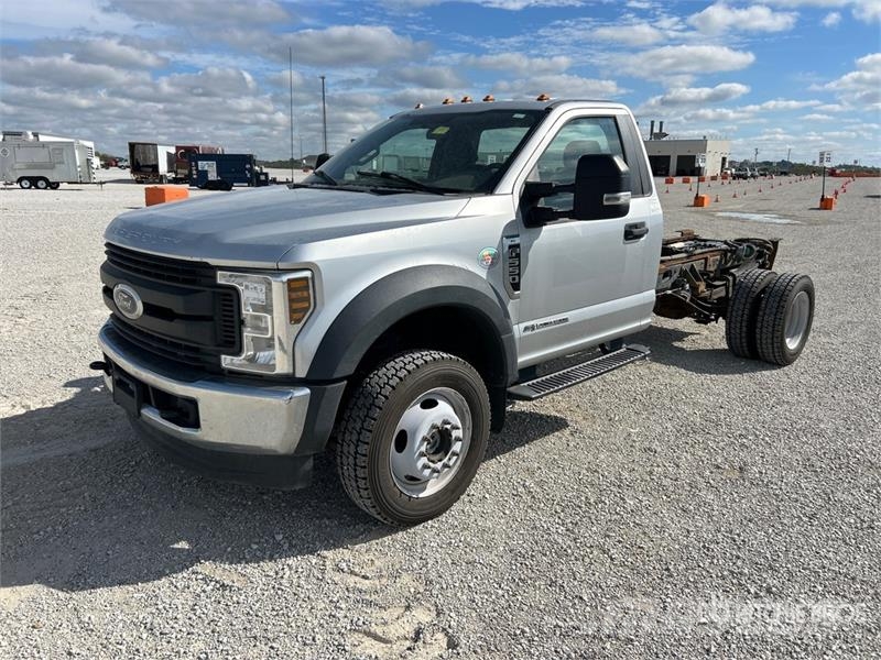 Ford F-550 XL 4x4 Cab and Chassis Kabīnes un interjers
