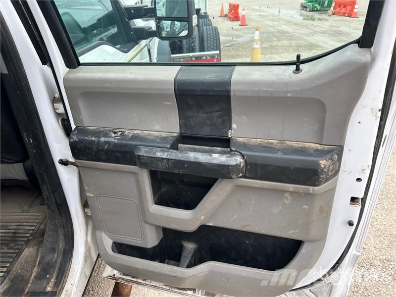 Ford F-550 XL 4x4 Crew Cab Utility Truck Vieglais kravas automobilis/izkraušana no sāniem