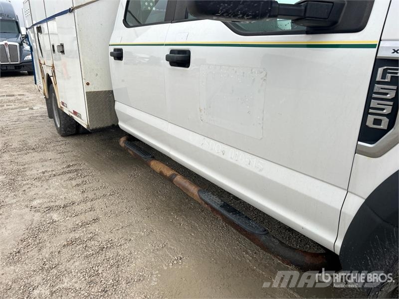 Ford F-550 XL 4x4 Crew Cab Utility Truck Vieglais kravas automobilis/izkraušana no sāniem