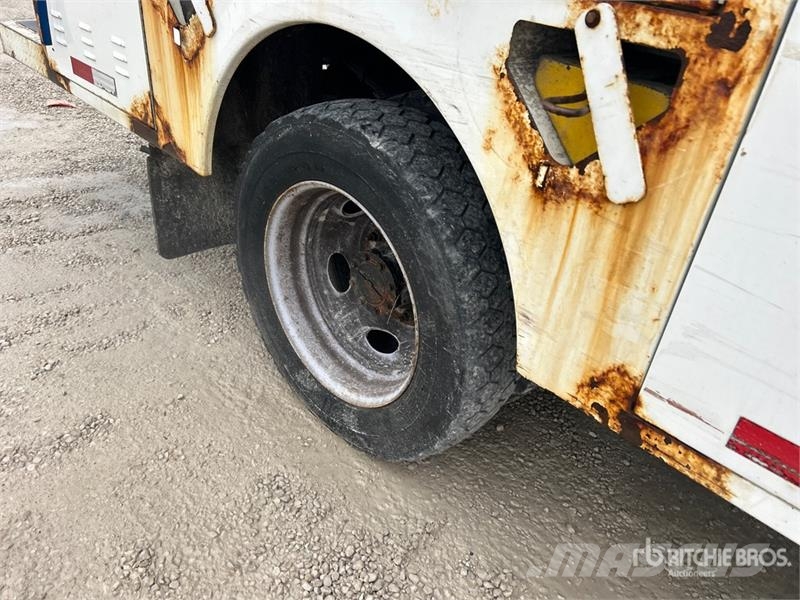 Ford F-550 XL 4x4 Crew Cab Utility Truck Vieglais kravas automobilis/izkraušana no sāniem