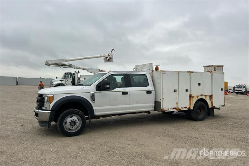 Ford F-550 XL 4x4 Crew Cab Utility Truck Vieglais kravas automobilis/izkraušana no sāniem