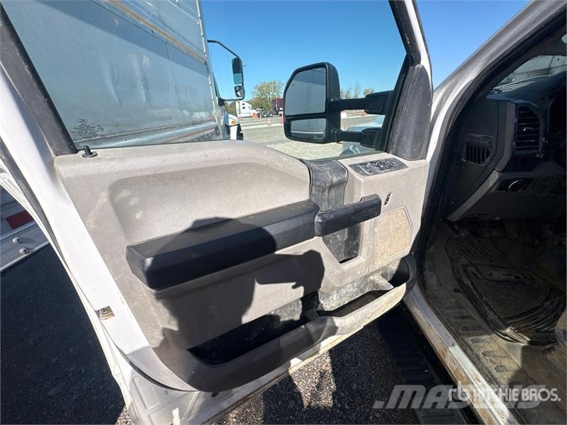 Ford F-550 XL 4x4 Crew Cab Utility Truck (Inoperable) Utilitaire benne