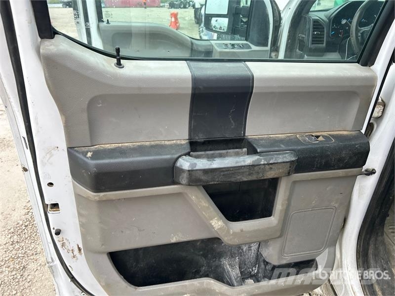 Ford F-550 XL 4x4 Crew Cab Utility Truck Vieglais kravas automobilis/izkraušana no sāniem