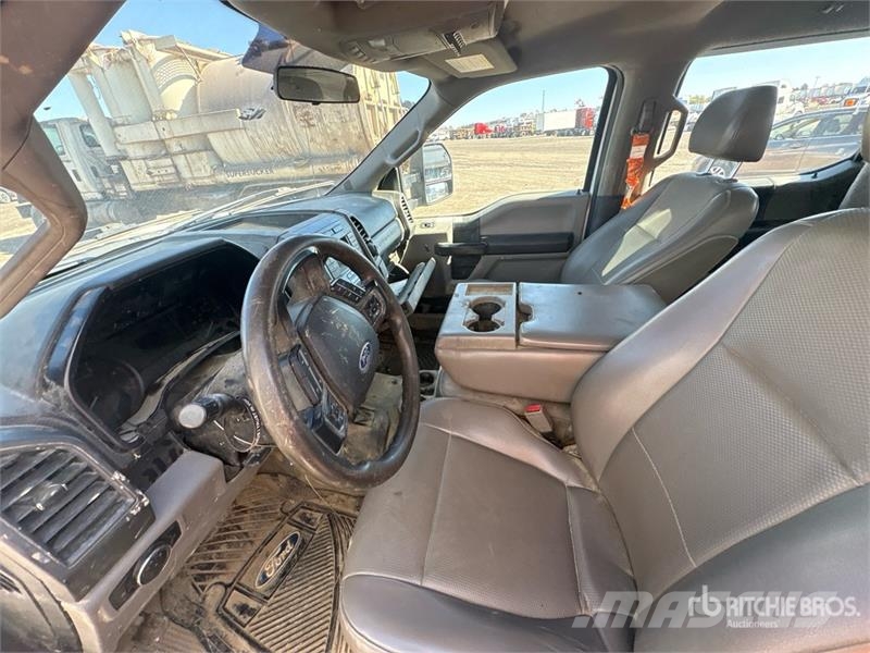 Ford F-550 XL 4x4 Crew Cab Utility Truck (Inoperable) Utilitaire benne