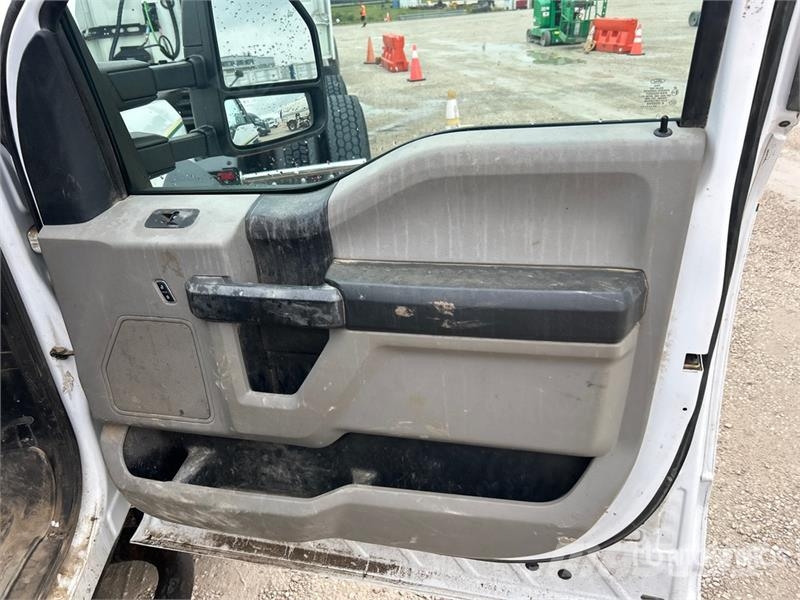Ford F-550 XL 4x4 Crew Cab Utility Truck Vieglais kravas automobilis/izkraušana no sāniem