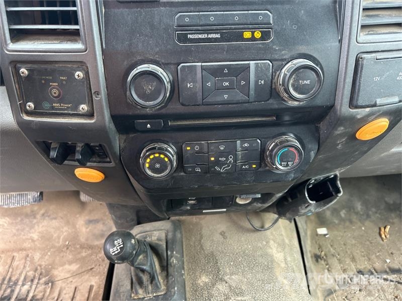 Ford F-550 XL 4x4 Crew Cab Utility Truck Vieglais kravas automobilis/izkraušana no sāniem
