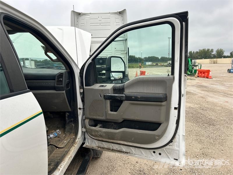 Ford F-550 XL 4x4 Crew Cab Utility Truck Vieglais kravas automobilis/izkraušana no sāniem