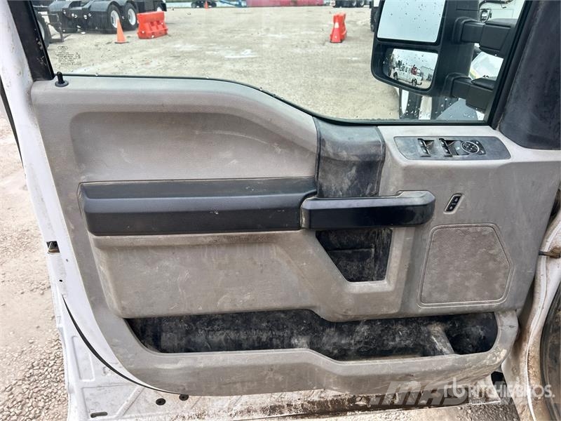 Ford F-550 XL 4x4 Crew Cab Utility Truck Vieglais kravas automobilis/izkraušana no sāniem