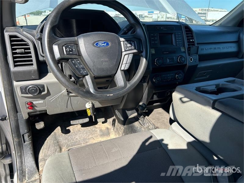 Ford F-550 XL 4x4 Extended Cab Cab and Chassis Cabins and interior