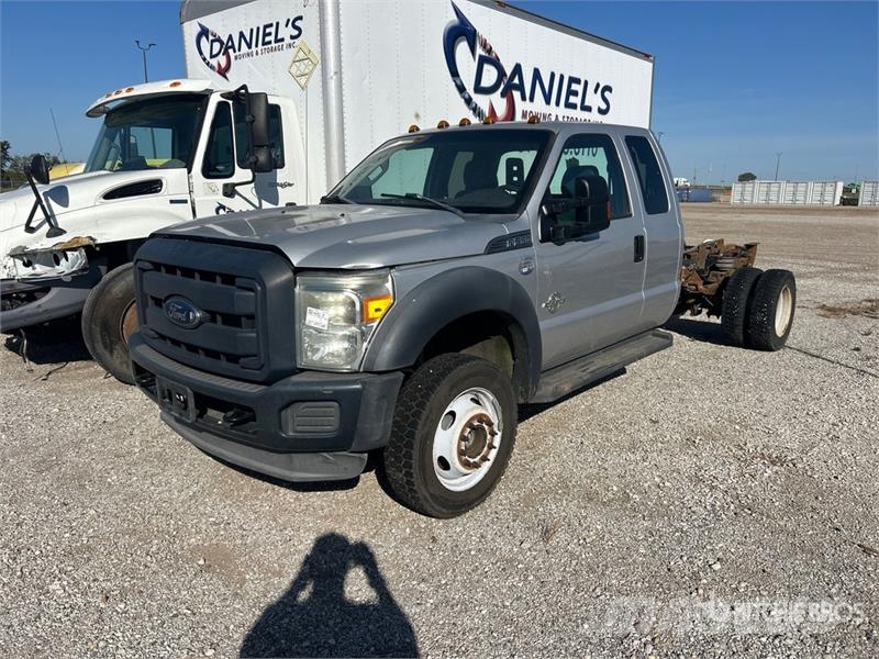 Ford F-550 XL 4x4 Extended Cab Cab and Chassis Cabins and interior