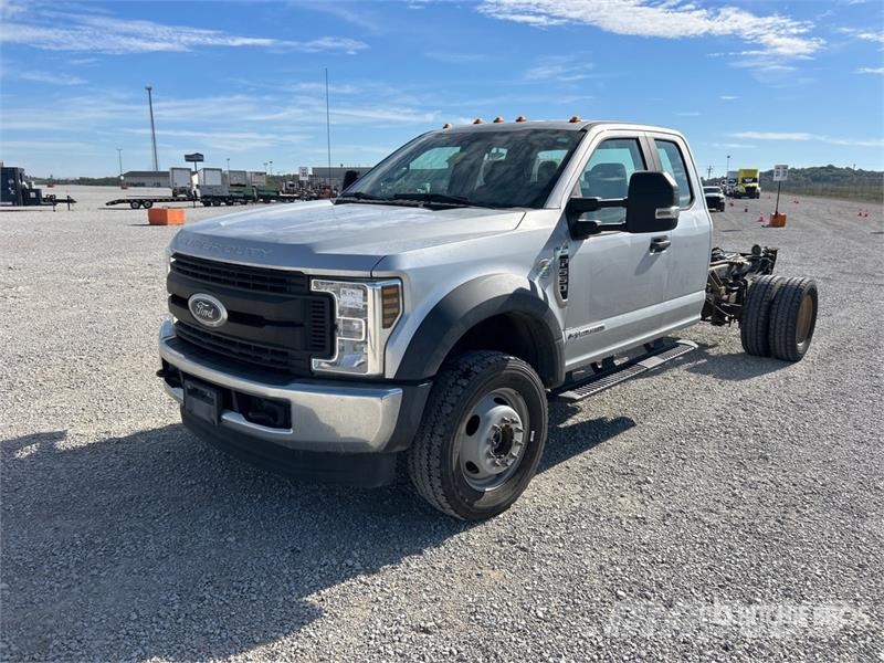 Ford F-550 XL 4x4 Extended Cab Cab and Chassis Kabīnes un interjers