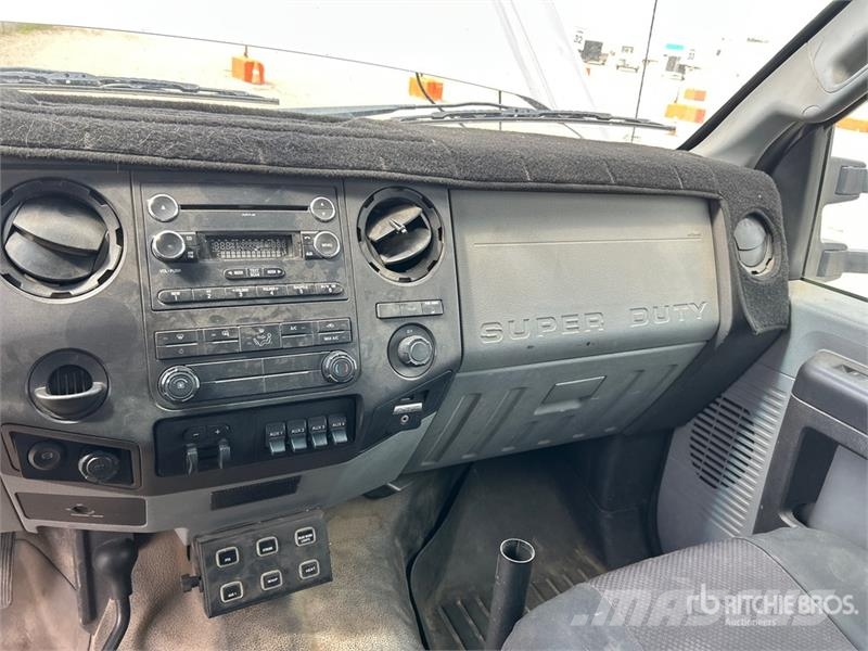 Ford F-550 XL 4x4 Extended Cab Cab and Chassis Cabins and interior