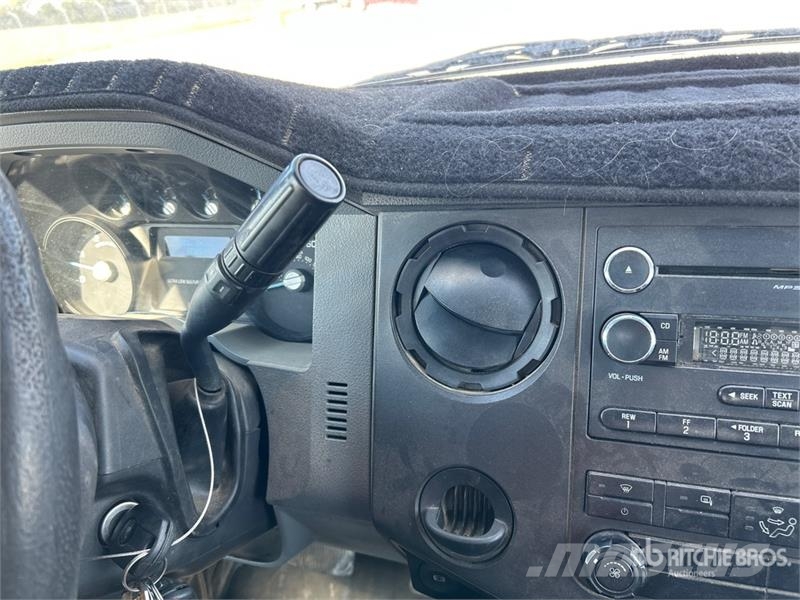 Ford F-550 XL 4x4 Extended Cab Cab and Chassis Kabīnes un interjers