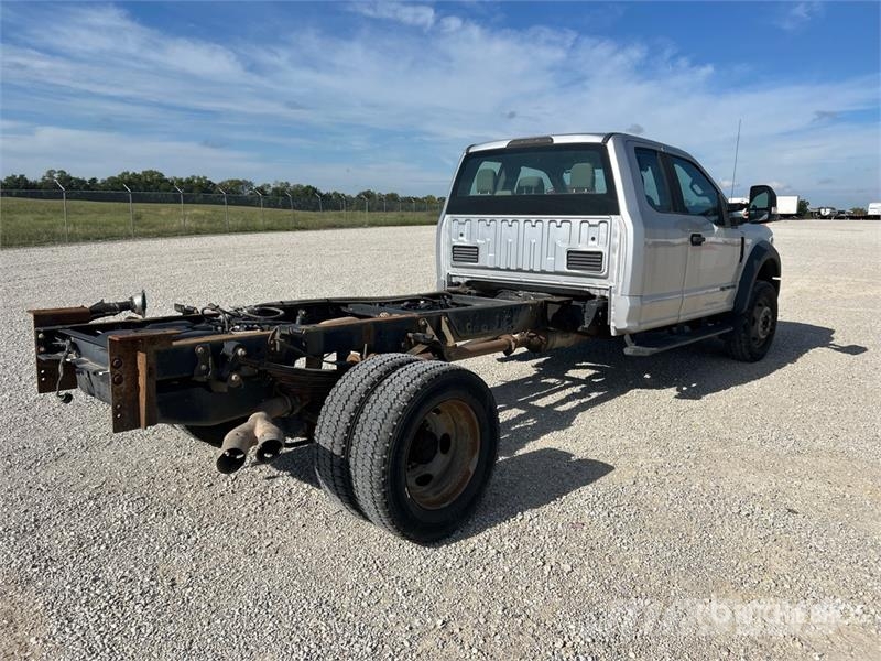 Ford F-550 XL 4x4 Extended Cab Cab and Chassis Kabīnes un interjers