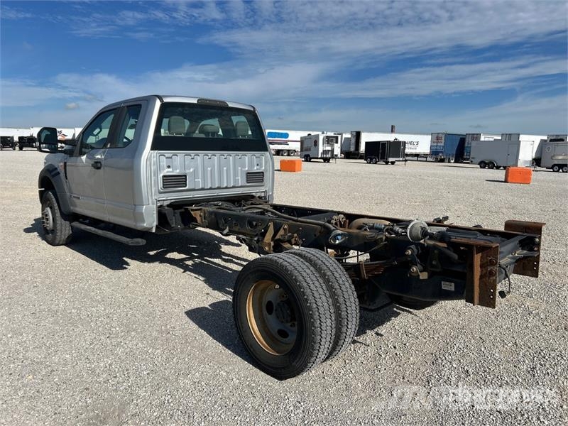 Ford F-550 XL 4x4 Extended Cab Cab and Chassis Kabīnes un interjers