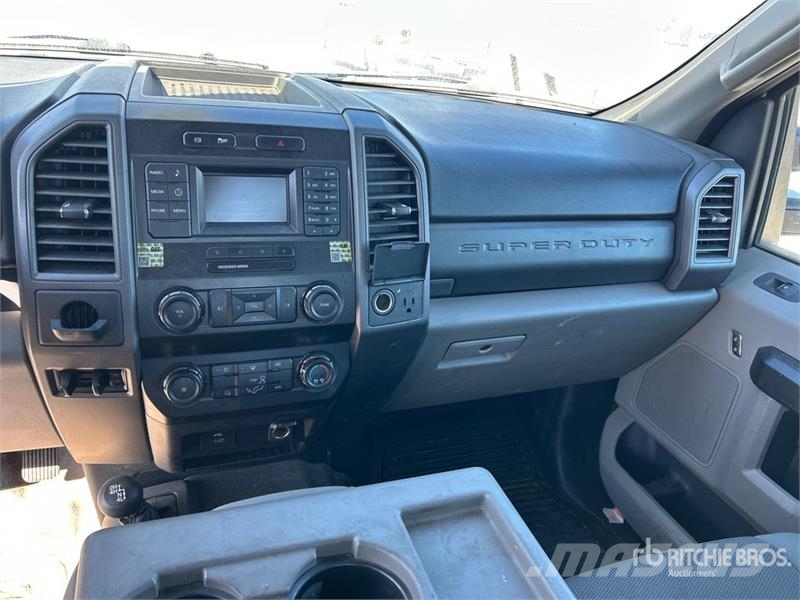 Ford F-550 XL 4x4 Extended Cab Cab and Chassis Cabins and interior