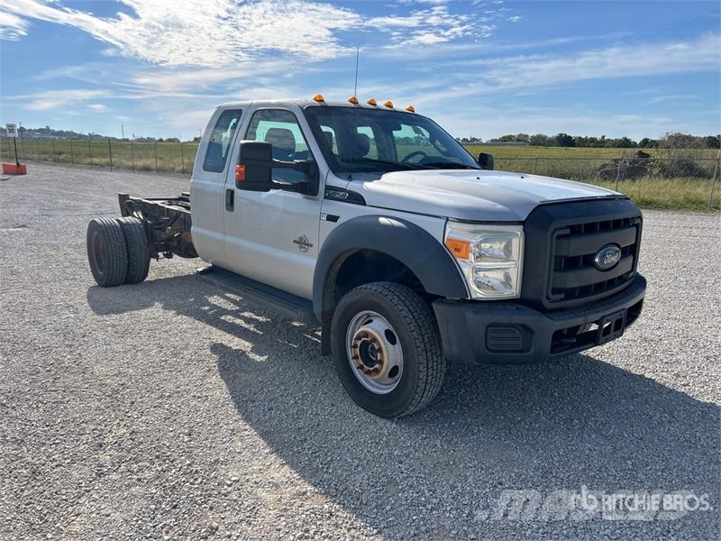 Ford F-550 XL 4x4 Extended Cab Cab and Chassis Kabīnes un interjers
