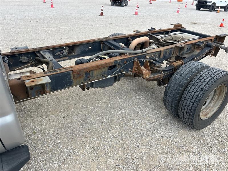Ford F-550 XL 4x4 Extended Cab Cab and Chassis Cabins and interior