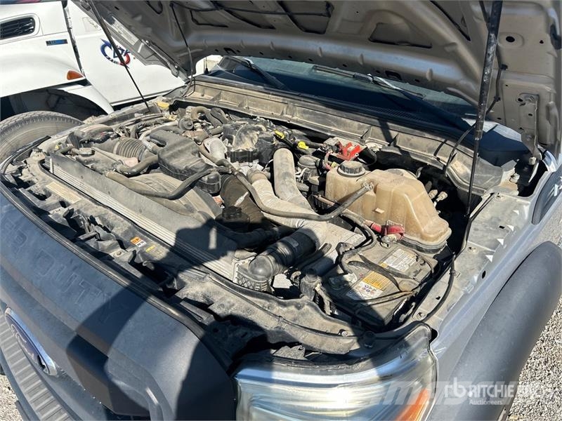Ford F-550 XL 4x4 Extended Cab Cab and Chassis Cabins and interior