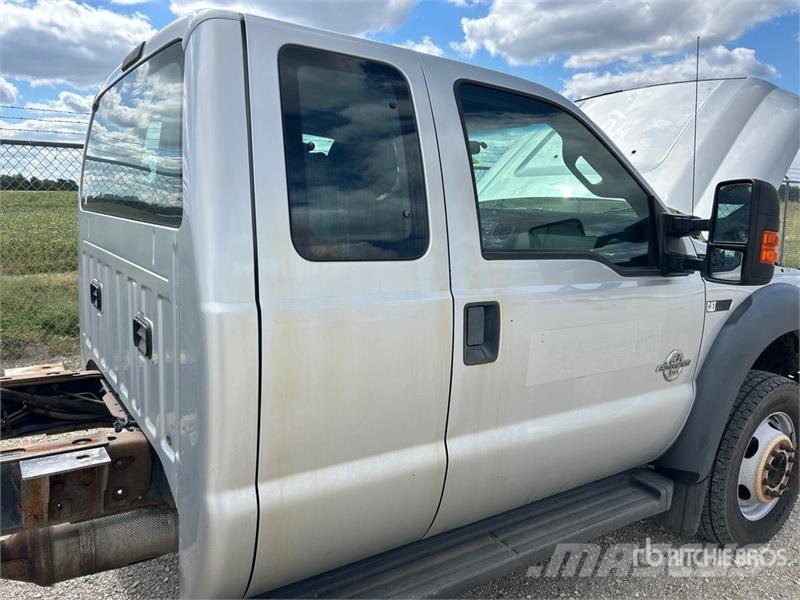 Ford F-550 XL 4x4 Extended Cab Cab and Chassis Cabins and interior