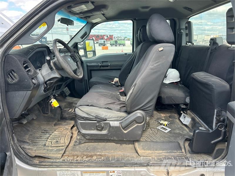 Ford F-550 XL 4x4 Extended Cab Cab and Chassis Cabins and interior
