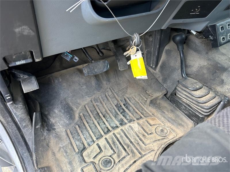 Ford F-550 XL 4x4 Extended Cab Cab and Chassis Cabins and interior