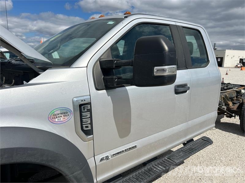 Ford F-550 XL 4x4 Extended Cab Cab and Chassis Kabīnes un interjers