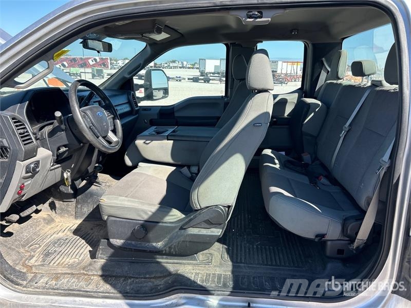 Ford F-550 XL 4x4 Extended Cab Cab and Chassis Cabins and interior