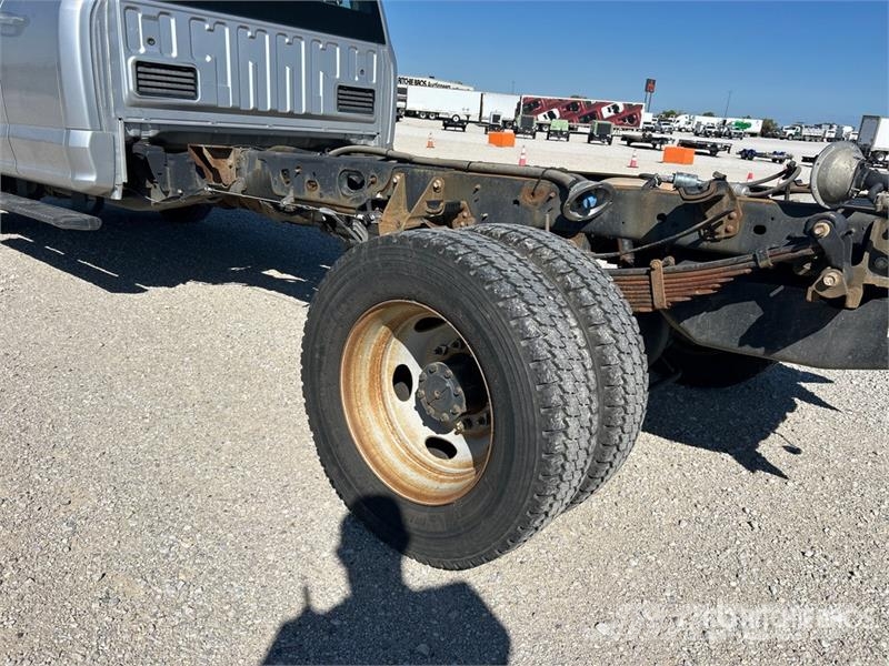 Ford F-550 XL 4x4 Extended Cab Cab and Chassis Cabins and interior