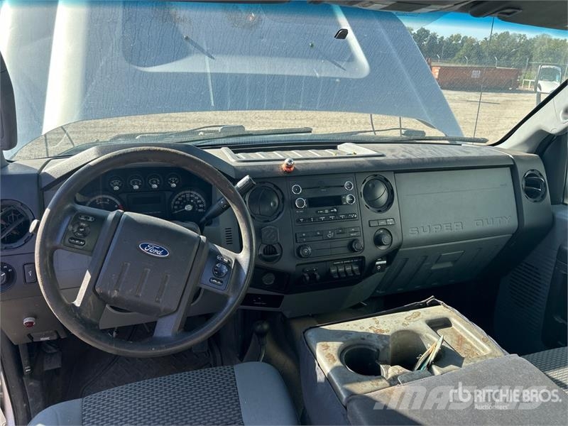 Ford F-550 XL 4x4 Extended Cab Cab and Chassis Cabins and interior