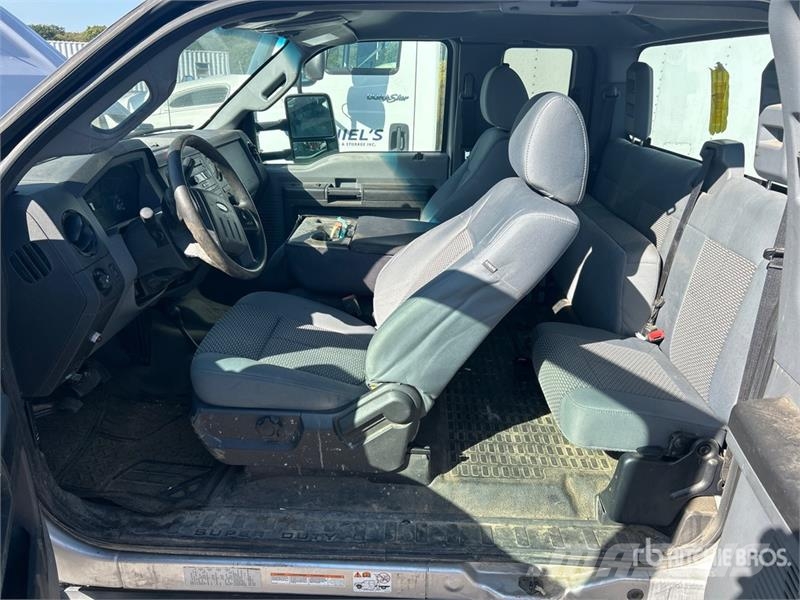 Ford F-550 XL 4x4 Extended Cab Cab and Chassis Cabins and interior