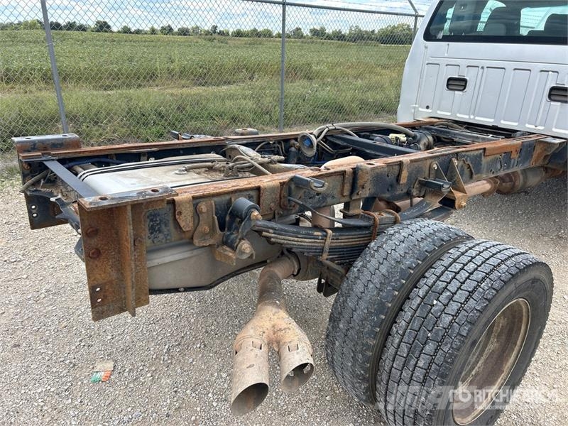 Ford F-550 XL 4x4 Extended Cab Cab and Chassis Cabins and interior