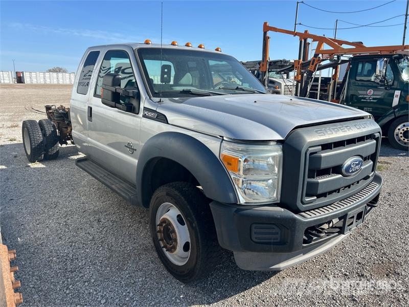 Ford F-550 XL 4x4 Extended Cab Cab and Chassis Cabins and interior