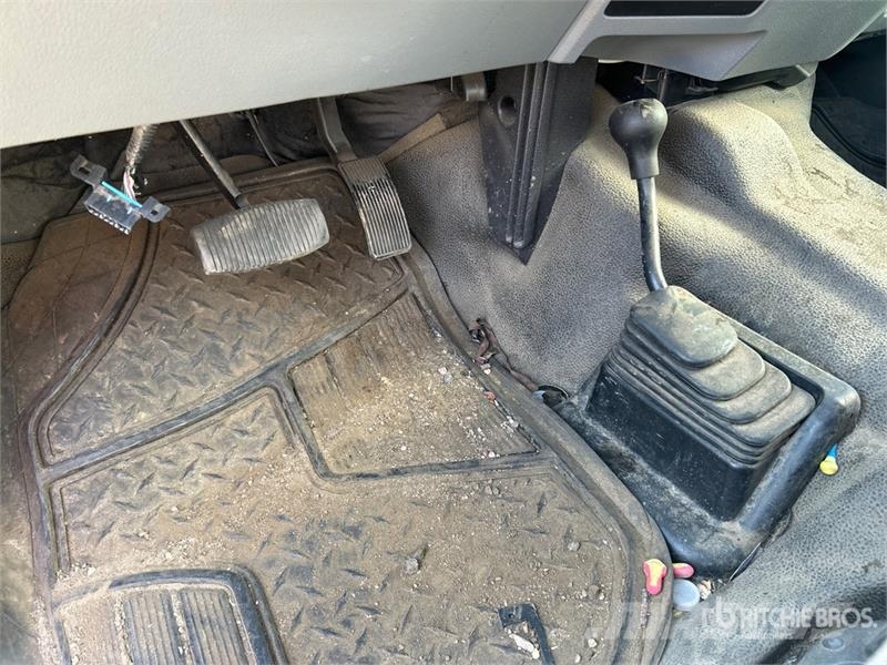 Ford F-550 XL 4x4 Extended Cab Cab and Chassis Cabins and interior